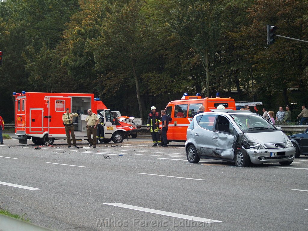 VU RTW PKW Koeln Muelheim   31.JPG